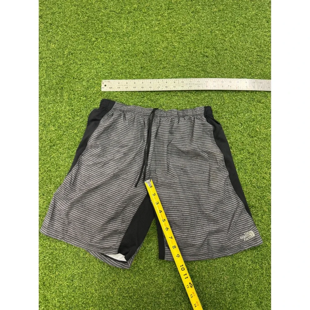 The‎ North Face Mens Grey Striped Athletic Running Shorts Medium Zipper Pocket